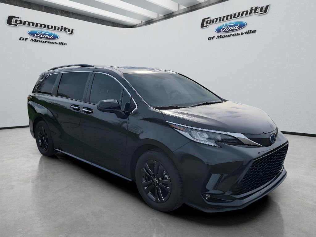 Used 2024 Toyota Sienna XSE AWD/4WD image 3