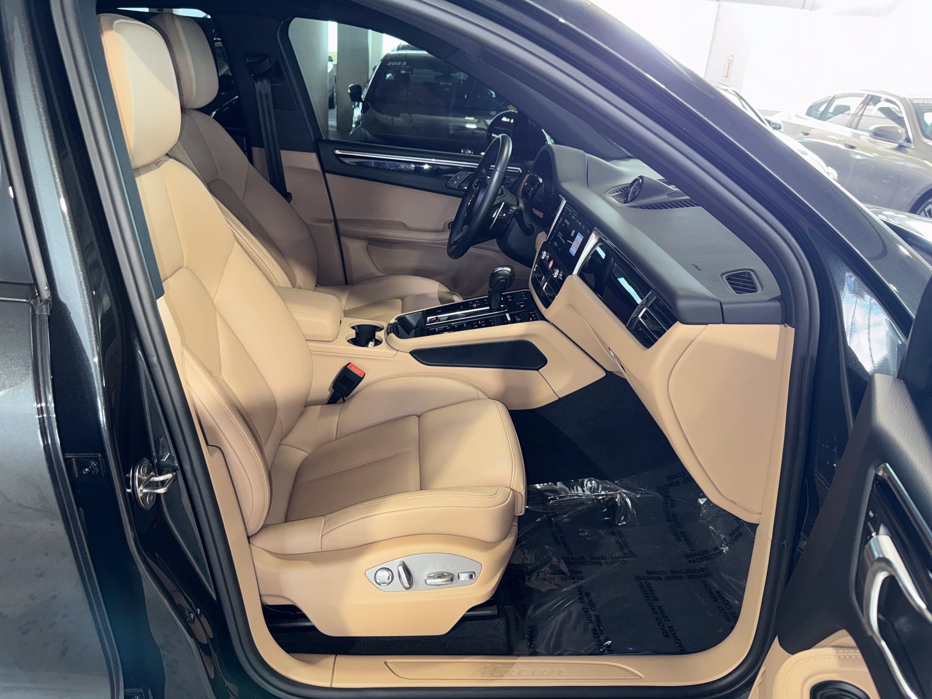 Used 2025 Porsche Macan Turbo AWD/4WD image 10