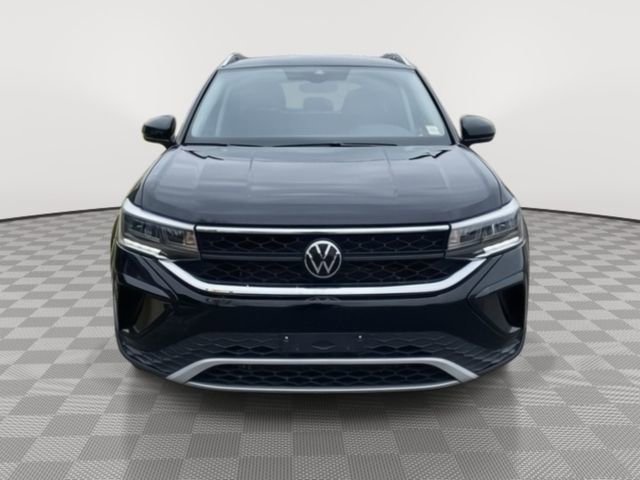Used 2024 Volkswagen Taos SE FWD image 2