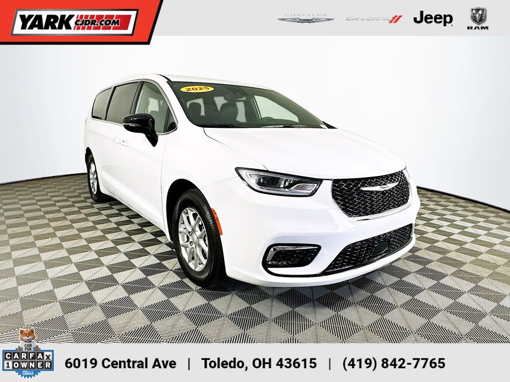 Used 2025 Chrysler Pacifica Select FWD image 1