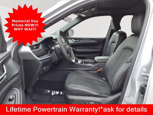 New 2025 Jeep Grand Cherokee Altitude AWD/4WD image 11