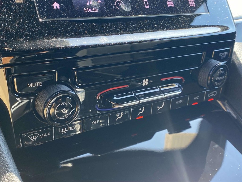 New 2025 Jeep Grand Cherokee L Laredo image 18