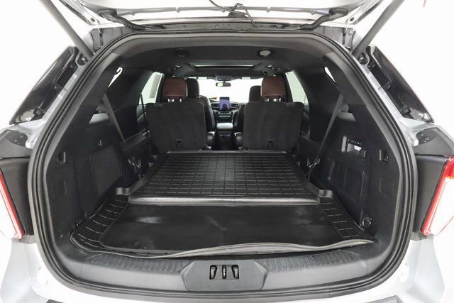 Used 2023 Ford Explorer Platinum w/ Premium Technology Package image 18