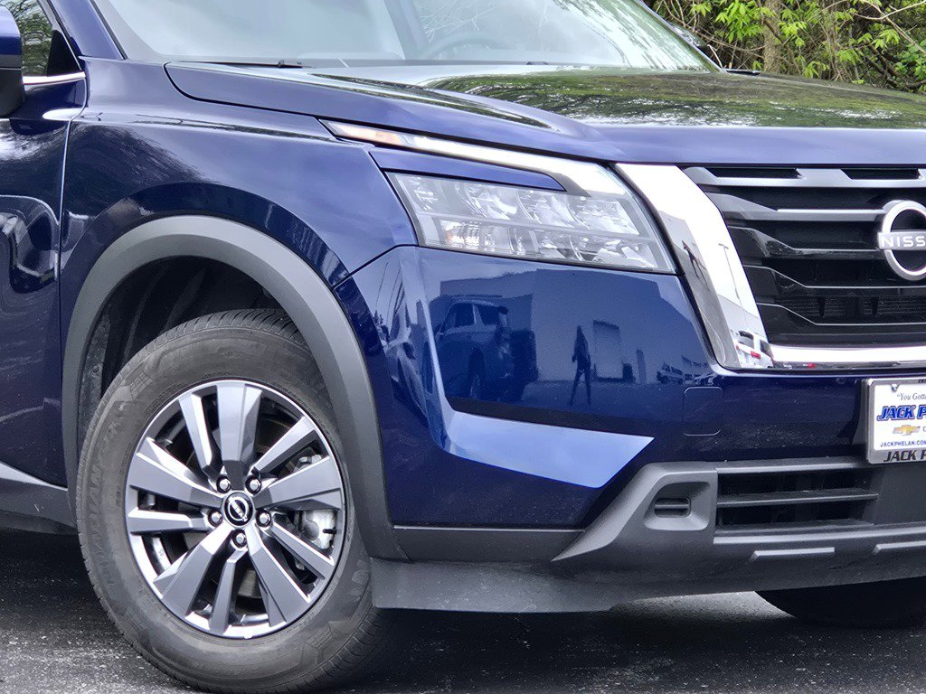 Used 2025 Nissan Pathfinder SV FWD image 3