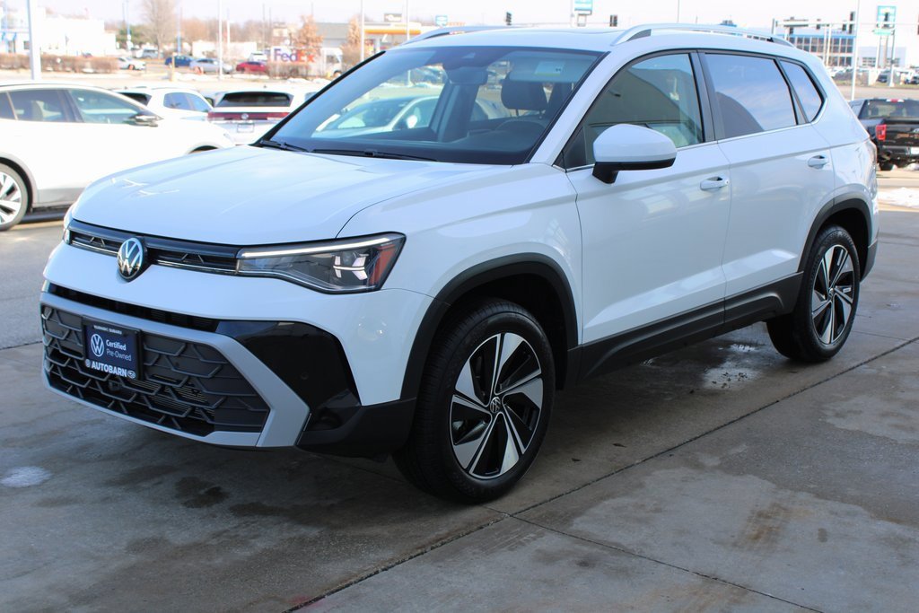 Certified 2025 Volkswagen Taos SE image 3