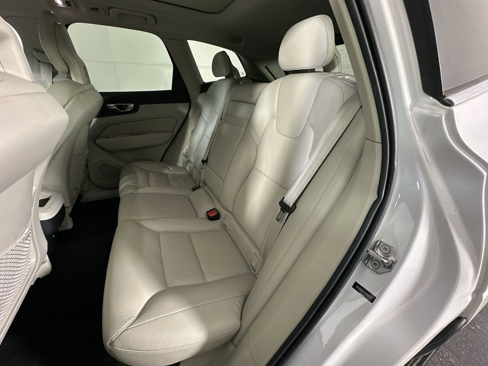 Used 2018 Volvo XC60 T5 Momentum w/ Convenience Package image 23