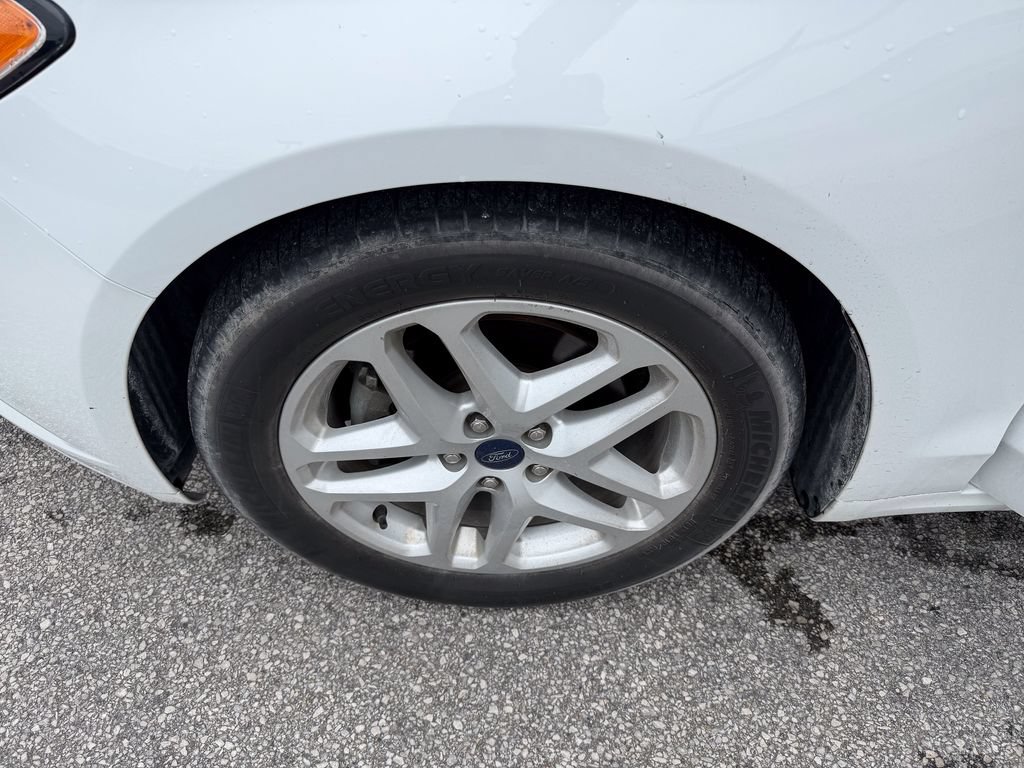 Used 2015 Ford Fusion SE FWD image 25