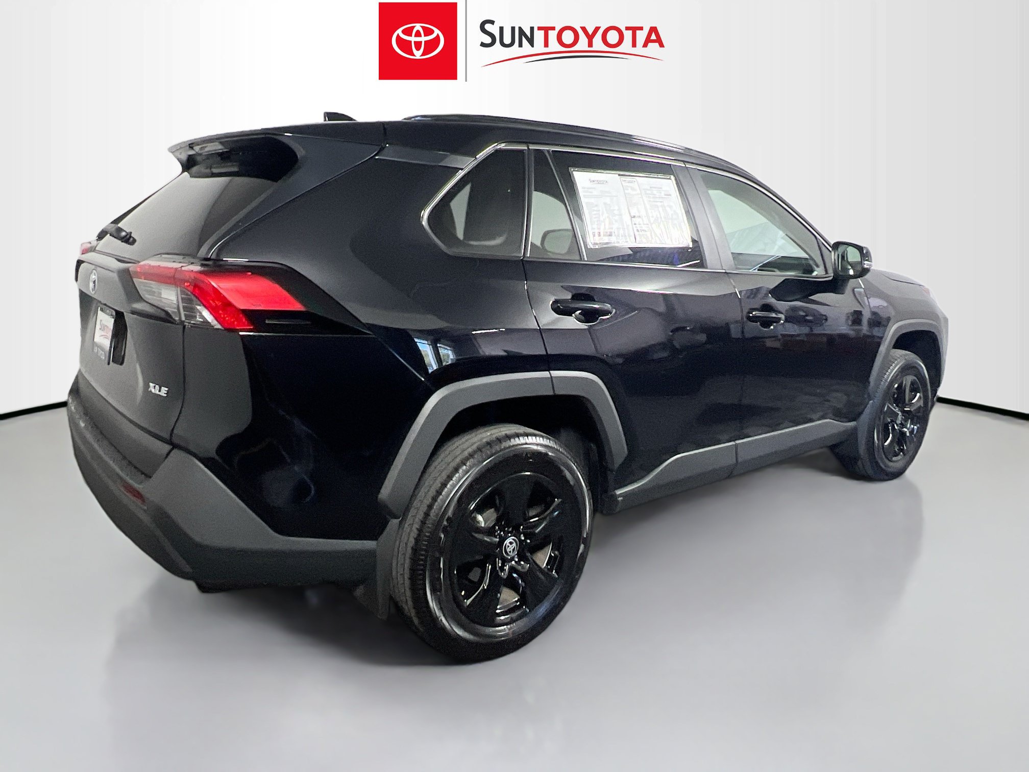 Used 2025 Toyota RAV4 XLE w/ Convenience Package FWD image 4