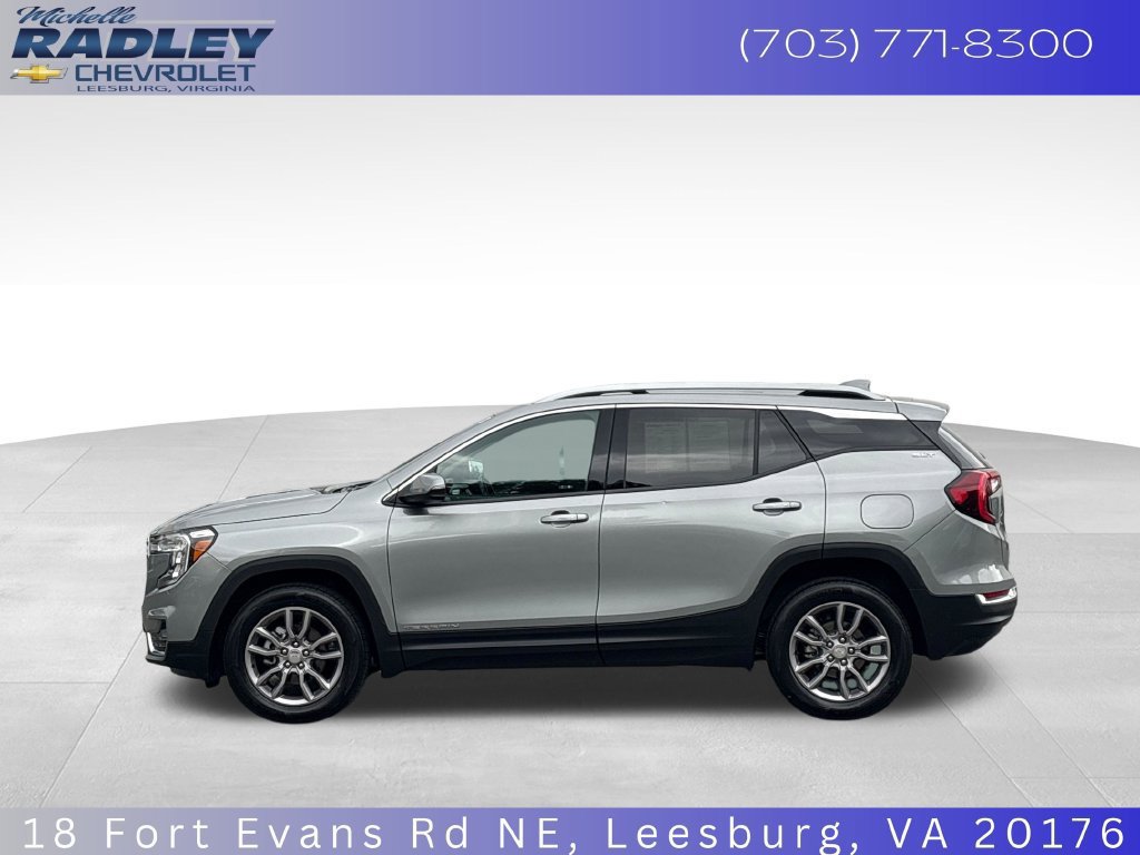 Used 2024 GMC Terrain SLT AWD/4WD image 2