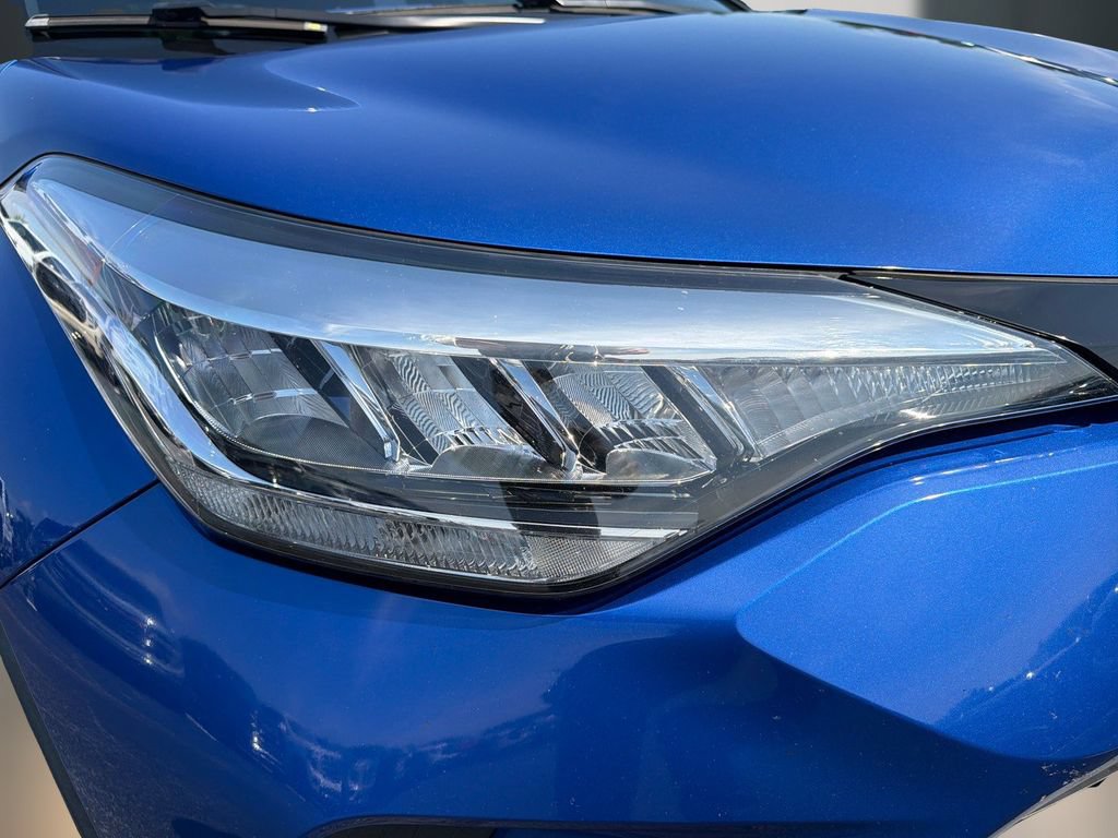 Used 2020 Toyota C-HR XLE FWD image 11