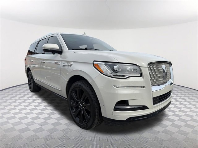 Used 2024 Lincoln Navigator Reserve image 3