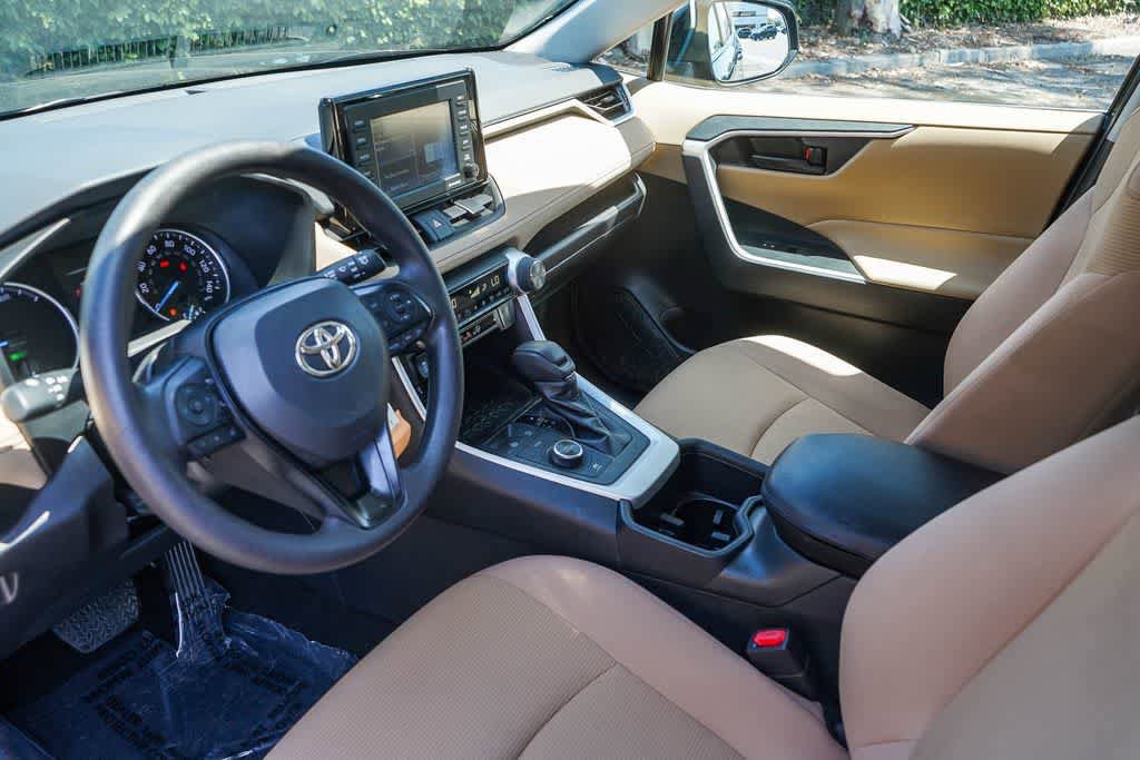Used 2022 Toyota RAV4 LE AWD/4WD image 16