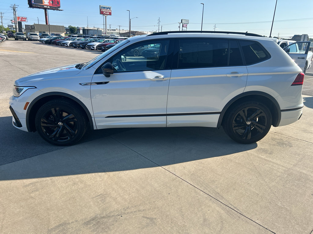 Used 2023 Volkswagen Tiguan SE R-Line AWD/4WD image 3