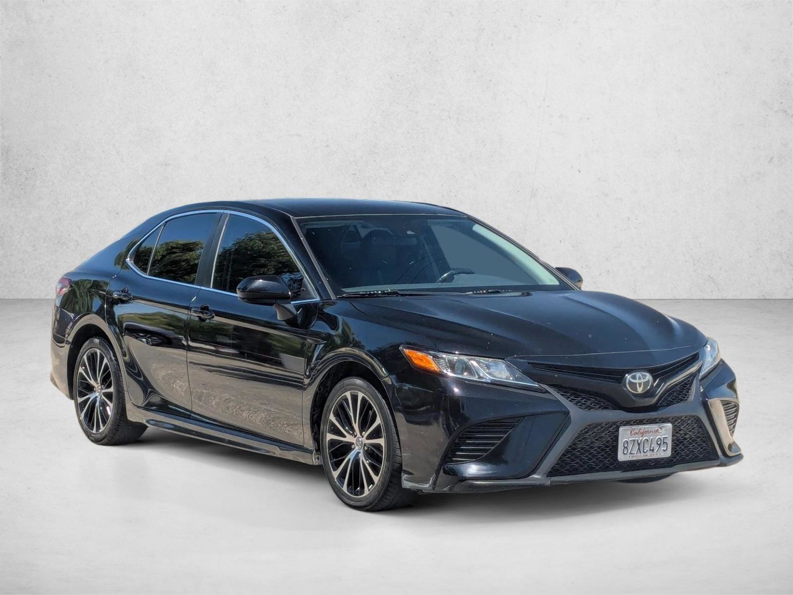 Used 2019 Toyota Camry SE w/ Carpet Mat Package FWD image 3