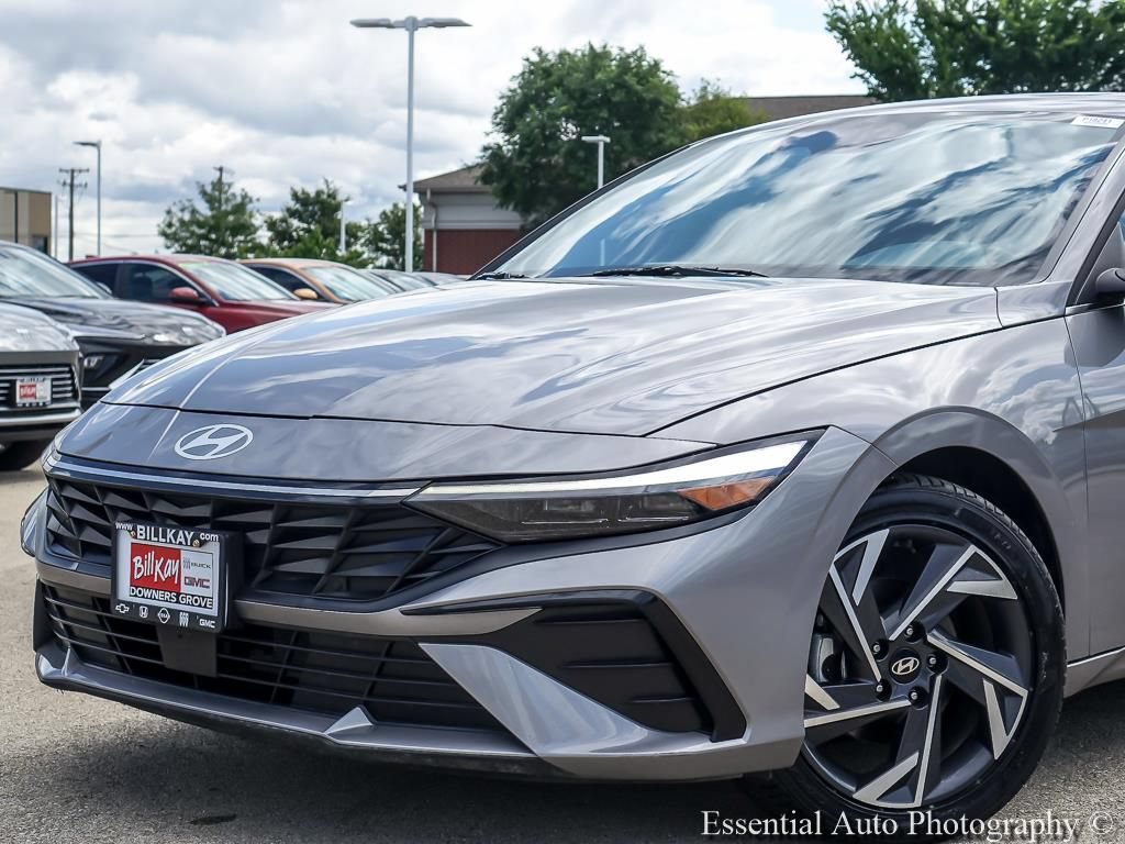 Used 2025 Hyundai Elantra SEL FWD image 3