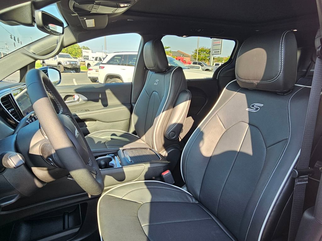 New 2026 Chrysler Pacifica Limited image 9