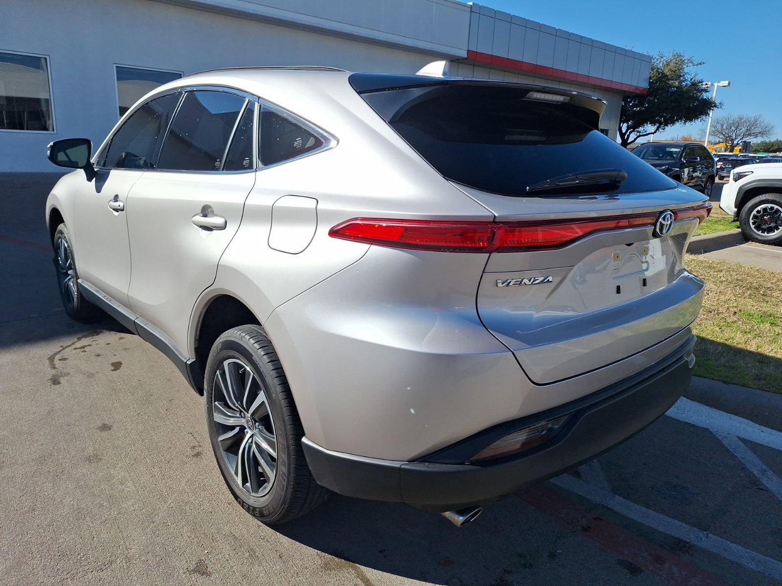 Used 2023 Toyota Venza LE image 4