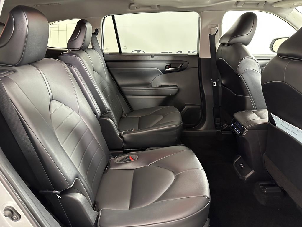Used 2021 Toyota Highlander XLE AWD/4WD image 20