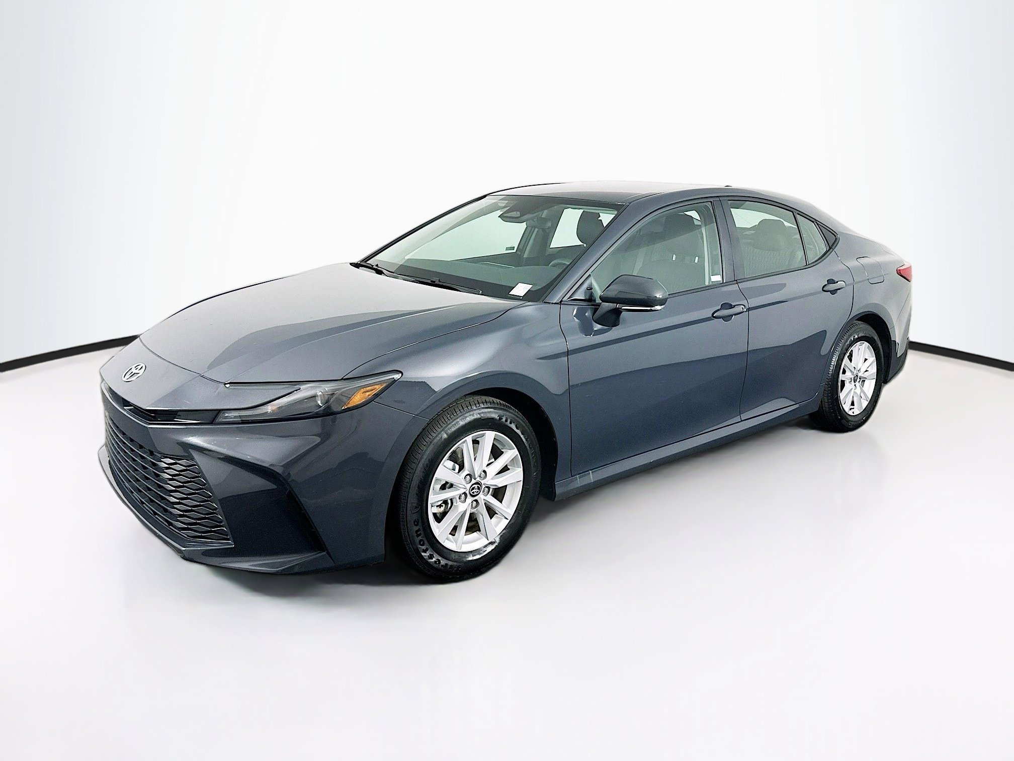 Used 2025 Toyota Camry LE image 3