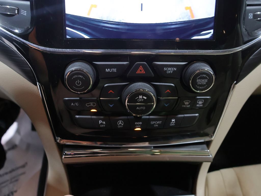 Certified 2022 Jeep Grand Cherokee Laredo E AWD/4WD image 29