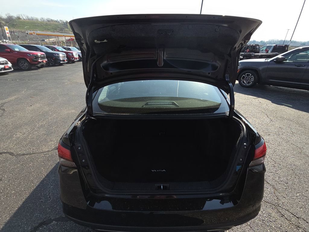 Used 2024 Nissan Versa SR FWD image 31