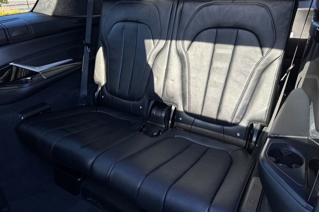 Used 2022 BMW X7 xDrive40i w/ M Sport Package image 16