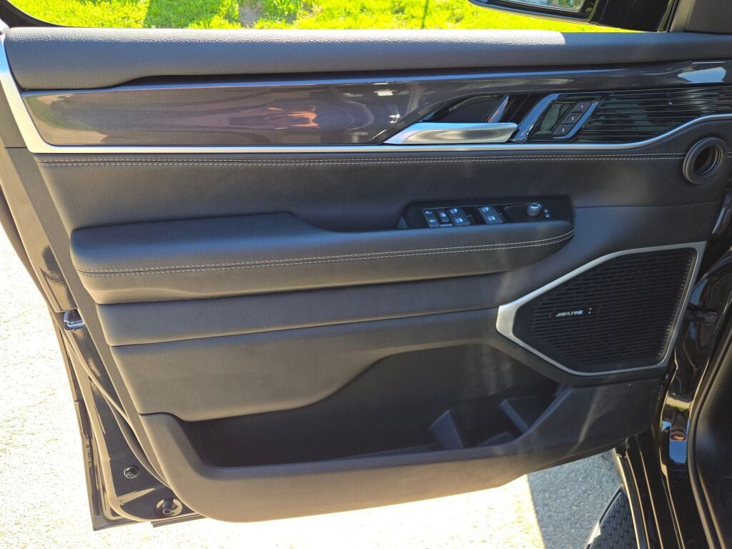 Used 2024 Jeep Wagoneer 4WD w/ Premium Group I image 27