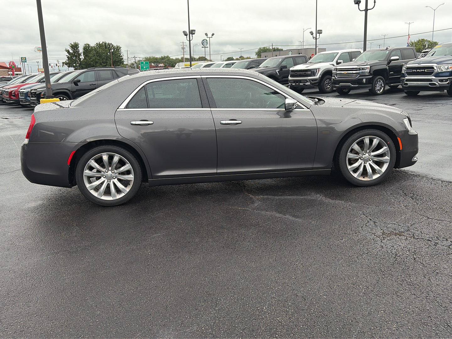 Used 2017 Chrysler 300 C RWD image 6
