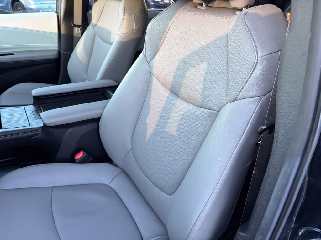 Used 2025 Toyota Sienna XLE image 19