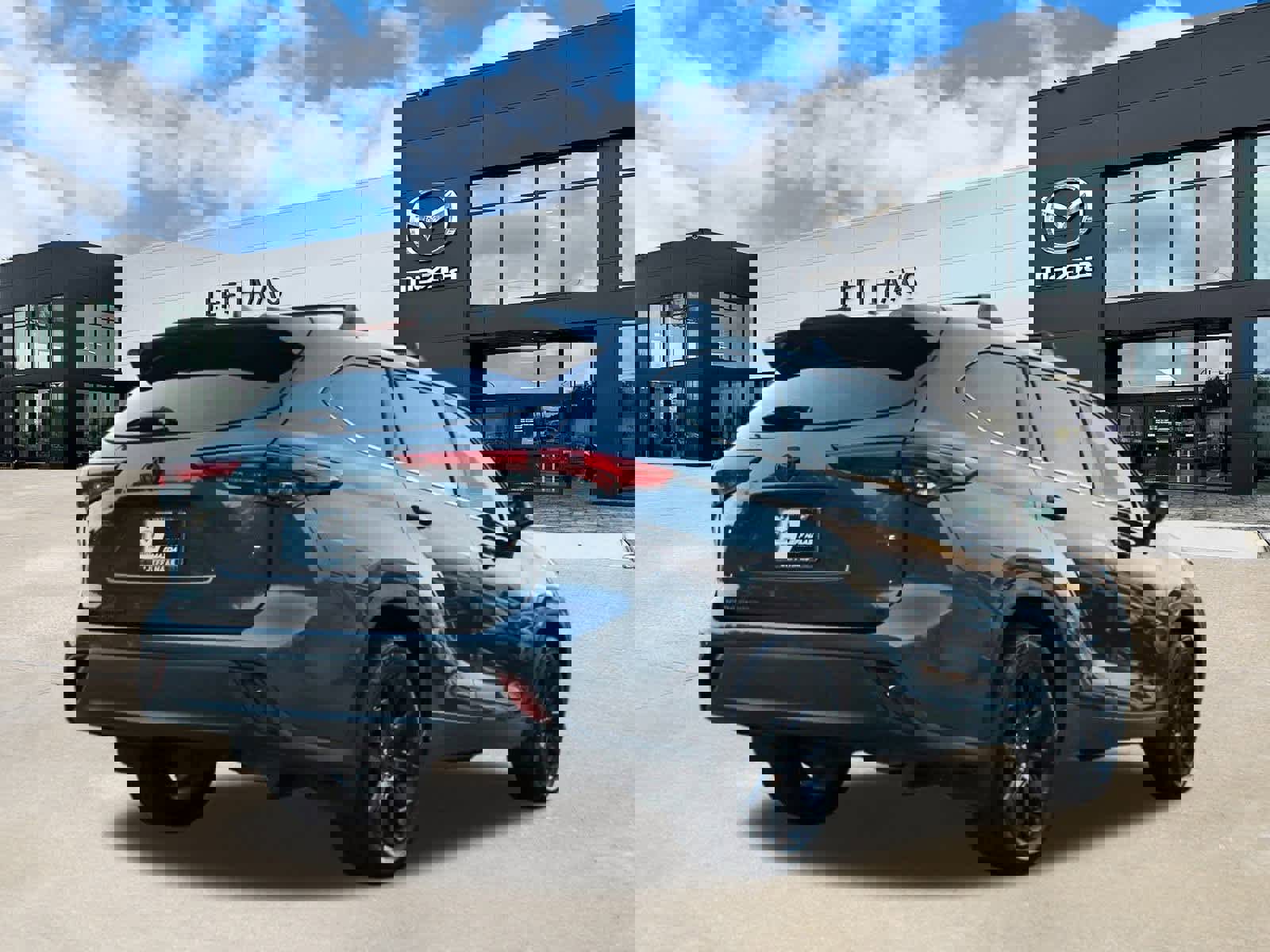 Used 2023 Toyota Highlander LE image 3