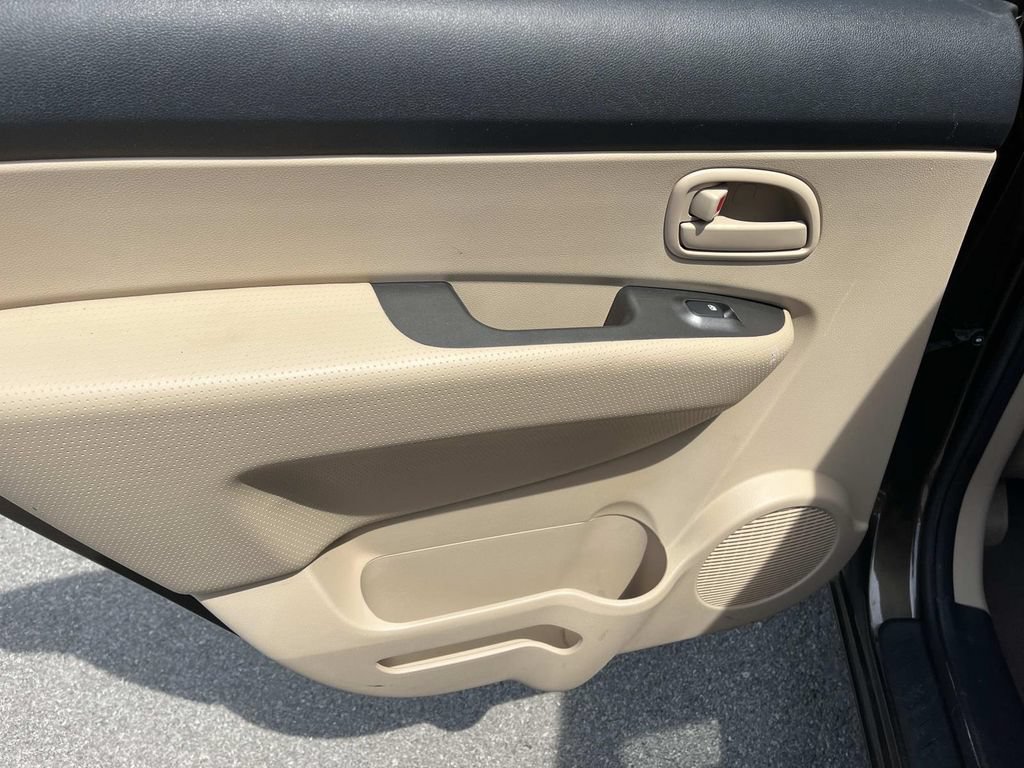 Used 2009 Kia Rondo LX FWD image 17