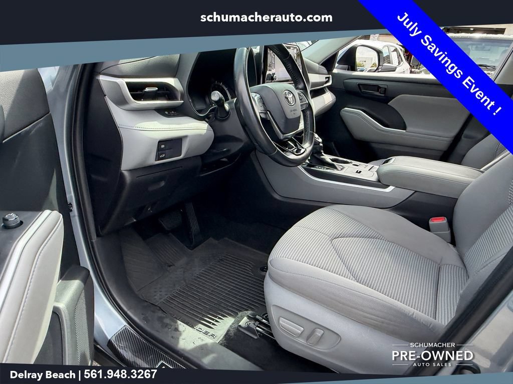 Used 2021 Toyota Highlander LE FWD image 11
