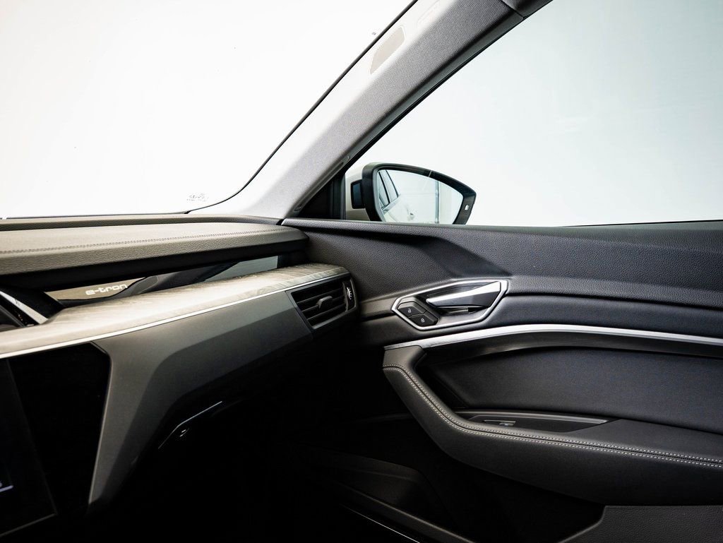 Used 2022 Audi e-tron Premium Plus w/ Premium Plus Package image 33