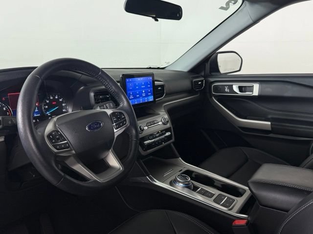 Used 2023 Ford Explorer XLT w/ Equipment Group 202A RWD image 4