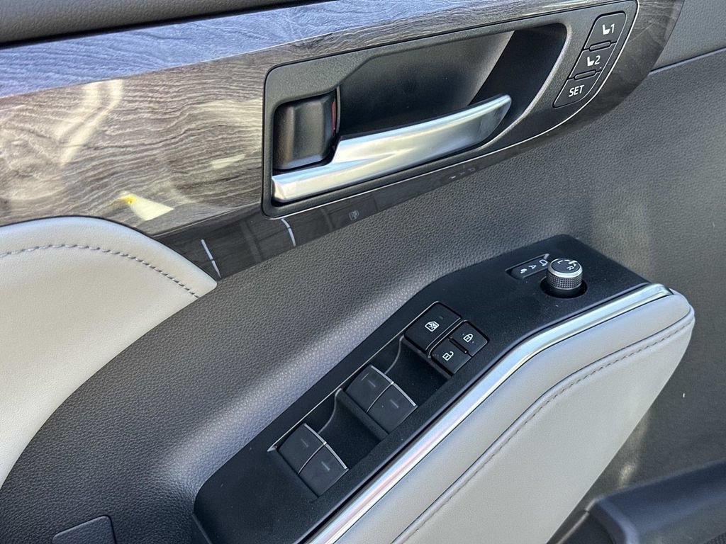 New 2026 Toyota Highlander Platinum AWD/4WD image 16