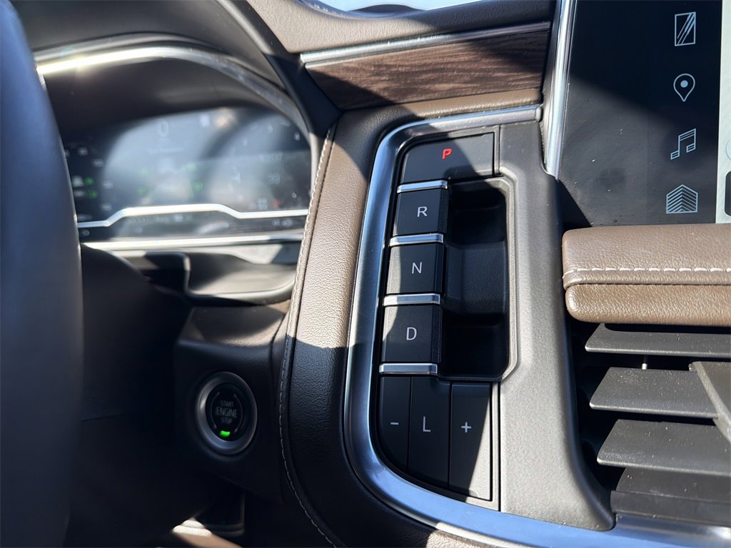 Certified 2022 Chevrolet Suburban LT w/ Luxury Package image 8