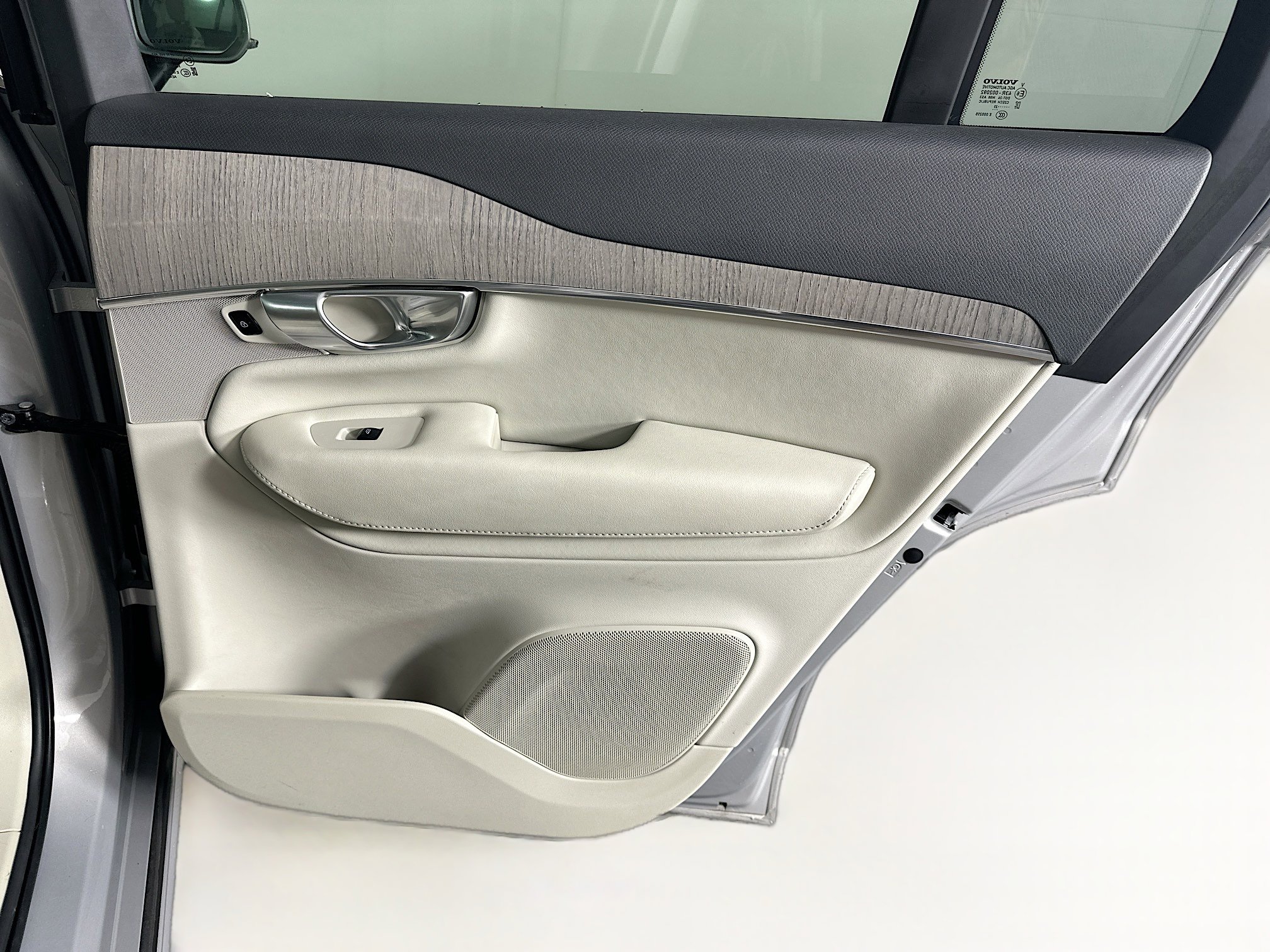 Used 2023 Volvo XC90 B6 Plus image 33