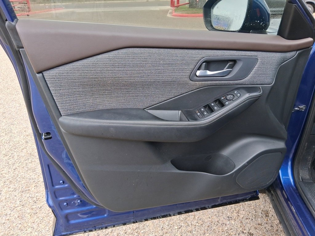 Used 2023 Nissan Rogue SV image 9