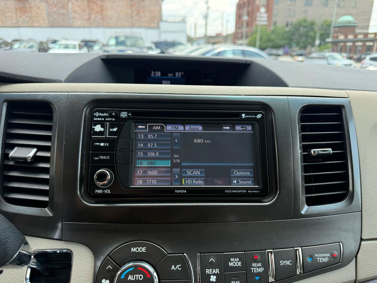 Used 2012 Toyota Sienna XLE w/ Entertainment Pkg FWD image 12