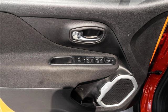Used 2019 Jeep Renegade Latitude AWD/4WD image 13