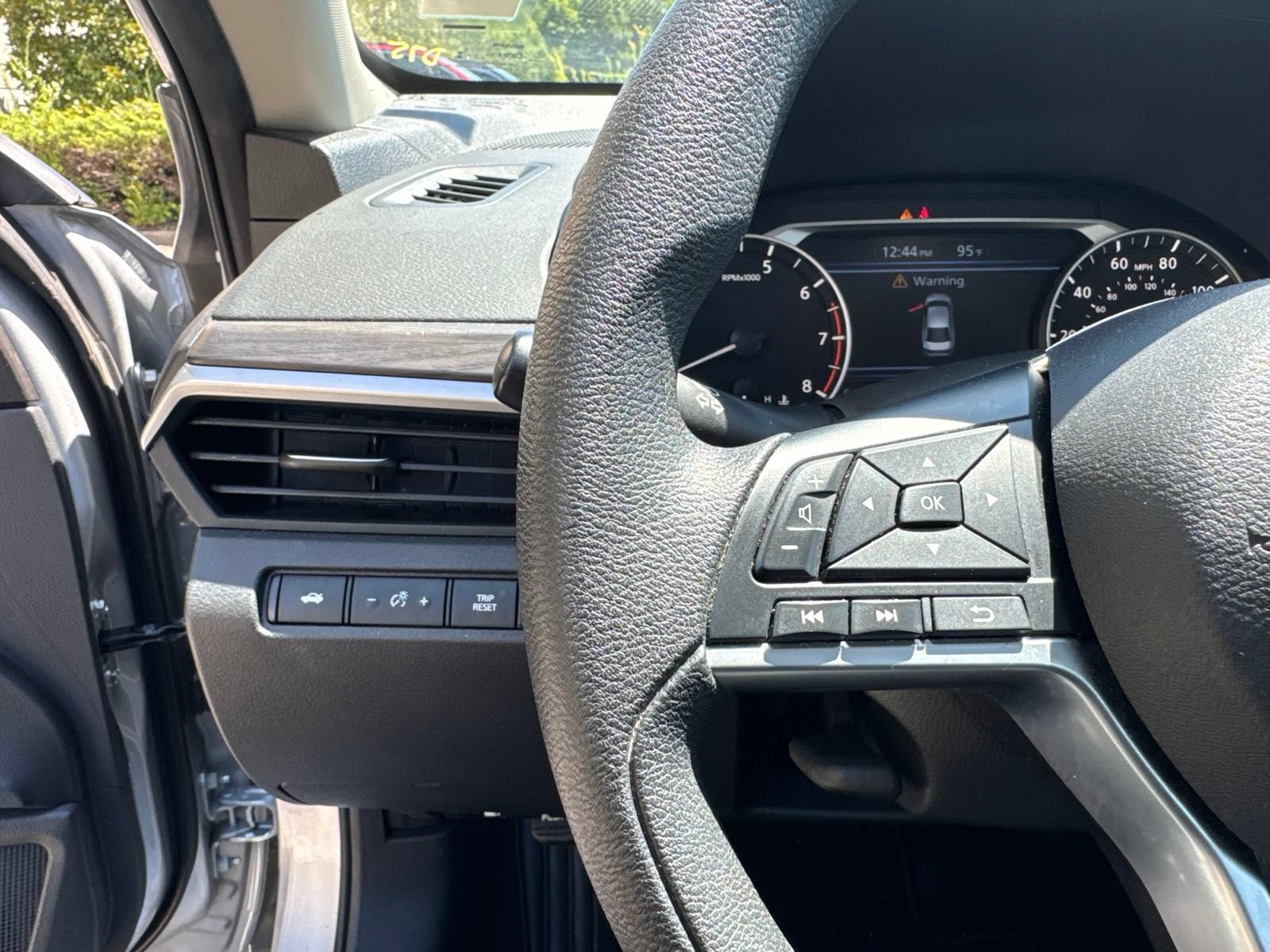 Used 2025 Nissan Altima 2.5 SV FWD image 15
