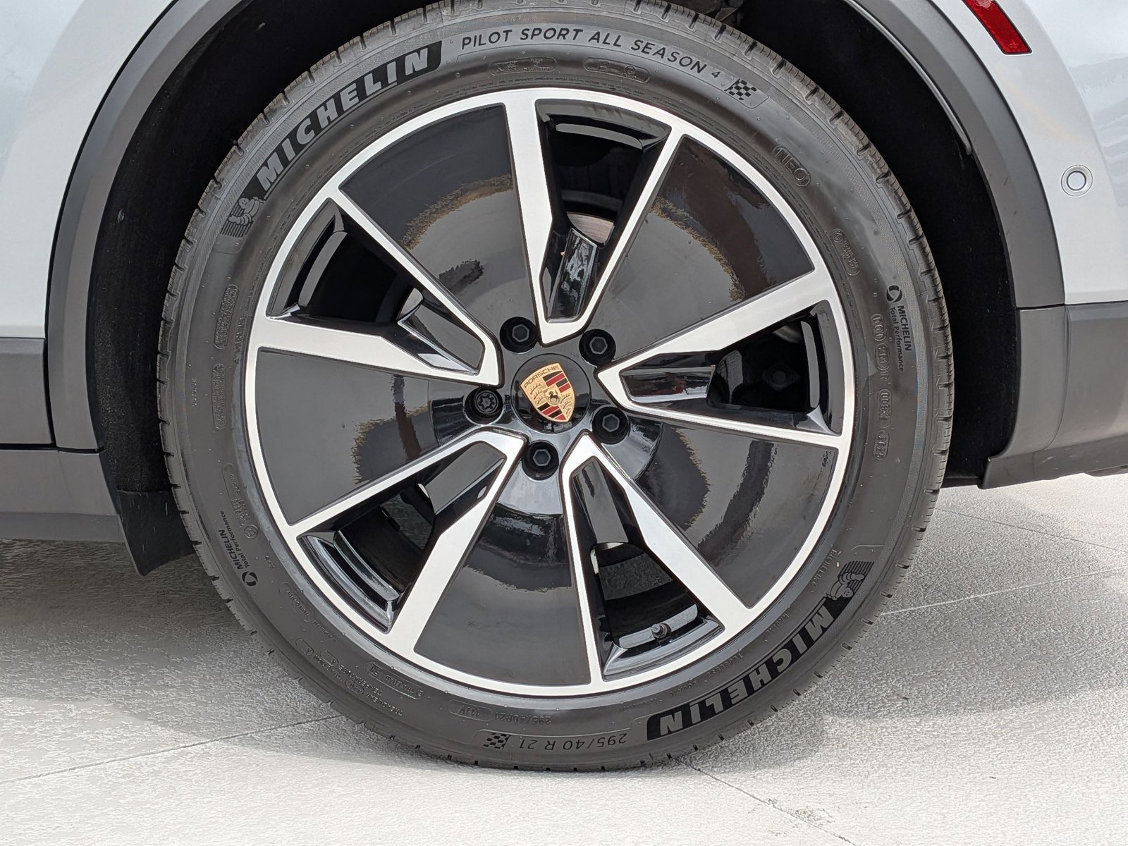 Certified 2025 Porsche Macan Electric RWD image 28
