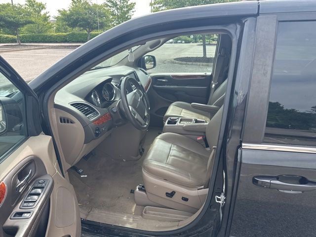 Used 2015 Chrysler Town & Country Touring FWD image 5