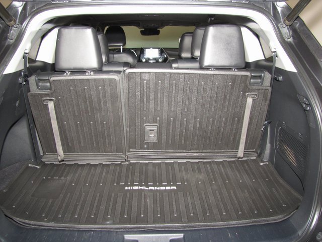 Used 2021 Toyota Highlander XLE image 19