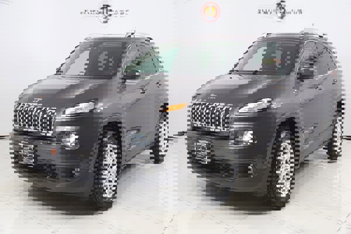 Used 2018 Jeep Cherokee Latitude Plus w/ Cold Weather Group FWD image 5