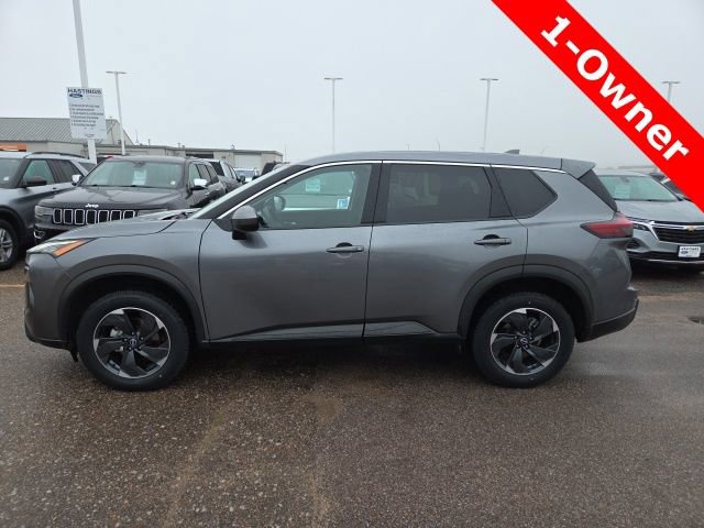 Used 2024 Nissan Rogue SV image 2