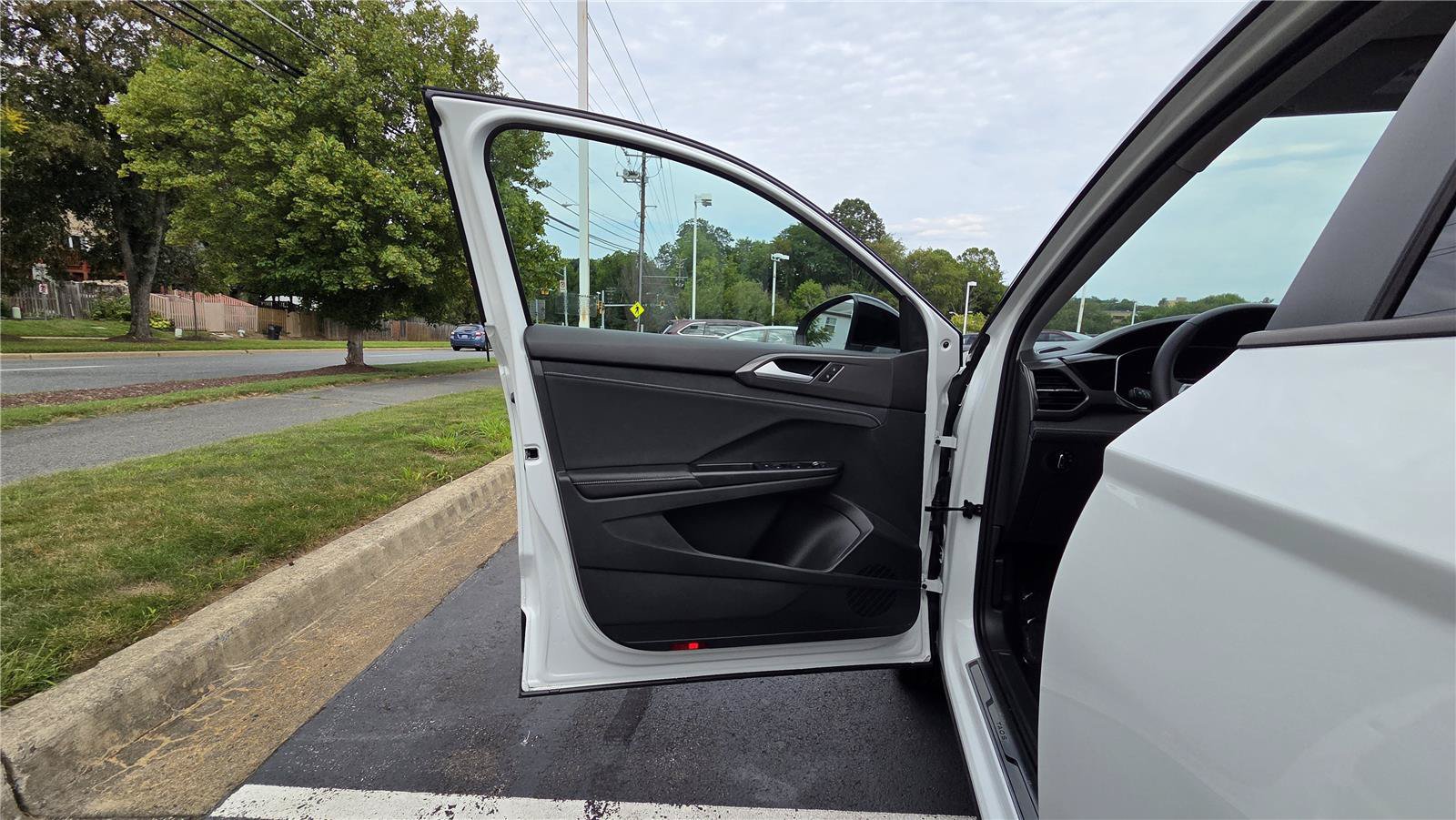 Certified 2025 Volkswagen Taos SE AWD/4WD image 13