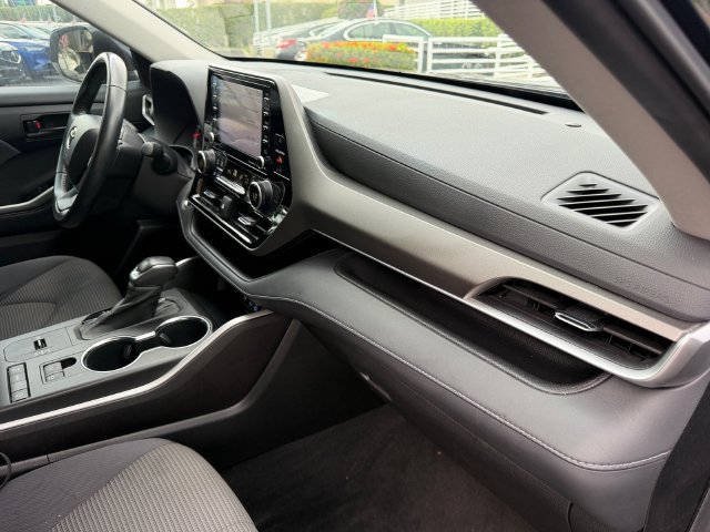 Used 2022 Toyota Highlander LE FWD image 16