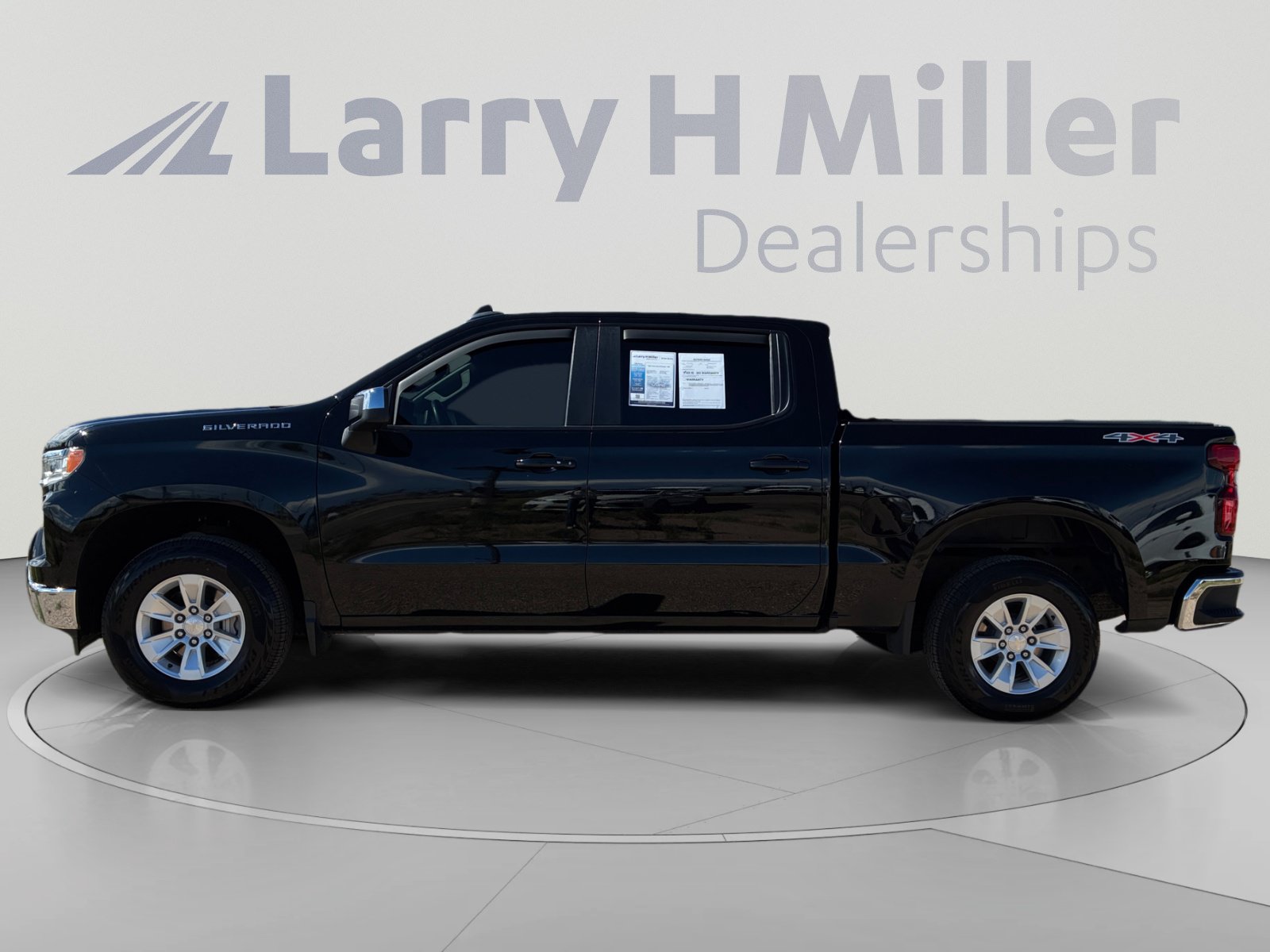 Used 2024 Chevrolet Silverado 1500 LT AWD/4WD image 2