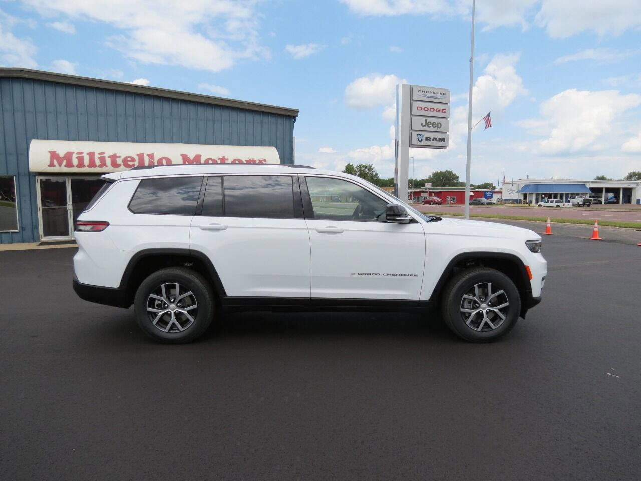 Used 2024 Jeep Grand Cherokee L Limited w/ Luxury Tech Group II AWD/4WD image 1